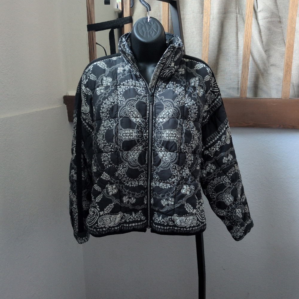 ✨ FP Movement Women's Pippa Packable Puffer Jacket in a bandana print Size XS - Picture 9 of 9
